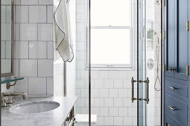 Idéer för ett klassiskt grå en-suite badrum, med en kantlös dusch, vit kakel, keramikplattor, marmorgolv, ett konsol handfat och marmorbänkskiva