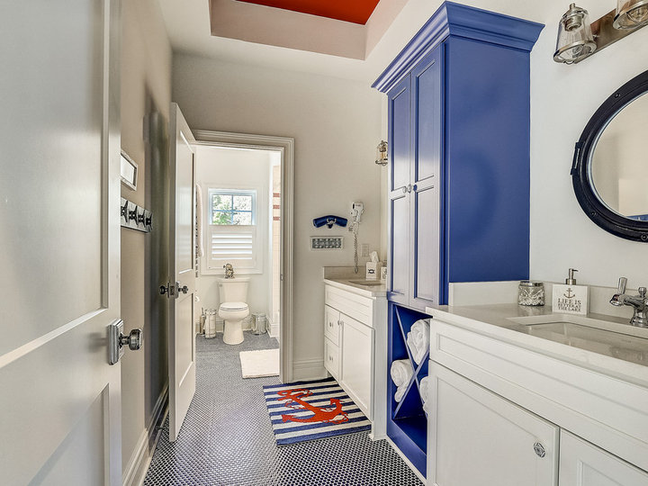 Beach Style Bathroom - Bathroom