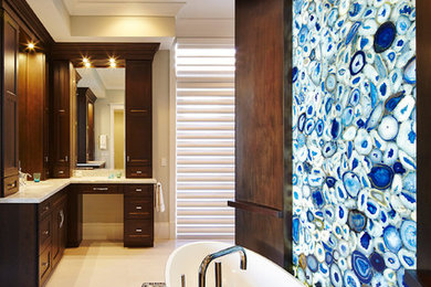 Foto de cuarto de baño principal contemporáneo con bañera exenta y baldosas y/o azulejos azules