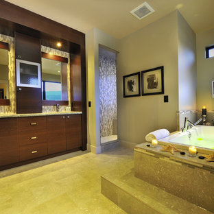 Immagine di una stanza da bagno design con ante lisce, ante in legno bruno, doccia alcova, piastrelle multicolore e vasca da incasso