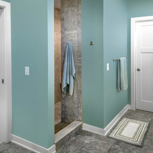 Aménagement d'une petit douche en alcôve principale craftsman avec un lavabo encastré, un placard à porte shaker, des portes de placard en bois brun, un plan de toilette en granite, une baignoire posée, un WC séparé, un carrelage noir, des carreaux de céramique, un mur bleu et un sol en carrelage de céramique.