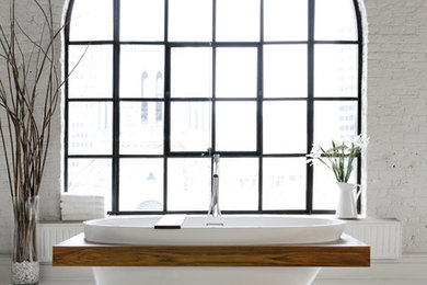 На фото: большая главная ванная комната в современном стиле с отдельно стоящей ванной, белой плиткой, каменной плиткой, белыми стенами, полом из керамогранита и белым полом