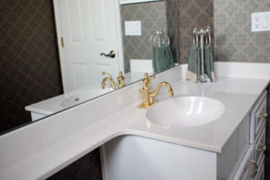 Ejemplo de cuarto de baño de tamaño medio con lavabo encastrado, puertas de armario blancas, encimera de mármol y paredes multicolor