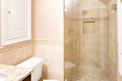 ワシントンD.C.にある小さなトラディショナルスタイルのおしゃれなバスルーム (浴槽なし) (レイズドパネル扉のキャビネット、濃色木目調キャビネット、アルコーブ型シャワー、分離型トイレ、ベージュのタイル、セラミックタイル、ベージュの壁、セラミックタイルの床、アンダーカウンター洗面器、御影石の洗面台、ベージュの床、開き戸のシャワー) の写真