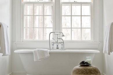 Foto de cuarto de baño actual con bañera exenta y suelo de mármol