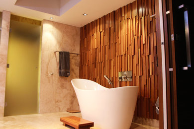 Idée de décoration pour une grande salle de bain minimaliste.