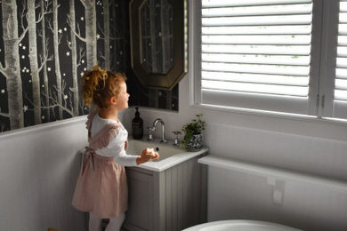 Diseño de cuarto de baño infantil clásico renovado de tamaño medio con puertas de armario grises, bañera exenta, paredes azules, suelo de baldosas de cerámica y suelo gris