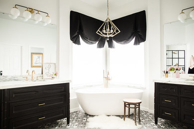 Пример оригинального дизайна: большая главная ванная комната в стиле фьюжн с фасадами островного типа, черными фасадами, отдельно стоящей ванной, угловым душем, раздельным унитазом, белой плиткой, керамогранитной плиткой, белыми стенами, полом из керамогранита, накладной раковиной, мраморной столешницей, черным полом, душем с распашными дверями и белой столешницей