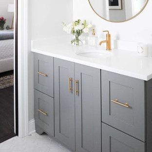 Immagine di una piccola stanza da bagno con doccia tradizionale con ante in stile shaker, ante grigie, WC a due pezzi, pareti bianche, pavimento in marmo, lavabo sottopiano, top in quarzo composito e pavimento grigio