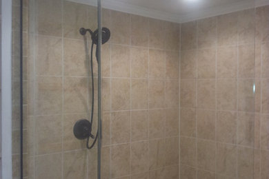Modern inredning av ett stort en-suite badrum, med en hörndusch, klinkergolv i porslin, beiget golv, beige kakel och med dusch som är öppen