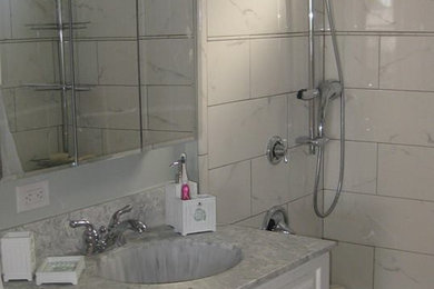 フィラデルフィアにあるトランジショナルスタイルのおしゃれな浴室 (オーバーカウンターシンク、コーナー設置型シャワー、白い壁、セラミックタイルの床) の写真