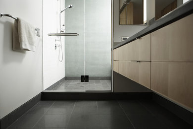 Foto de cuarto de baño actual con armarios con paneles lisos, ducha empotrada, paredes blancas y encimera de acrílico