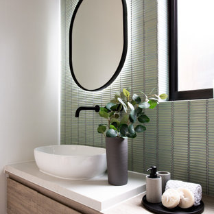 Inredning av ett modernt mellanstort beige beige en-suite badrum, med skåp i ljust trä, grön kakel, släta luckor, stickkakel, vita väggar, ett fristående handfat och träbänkskiva