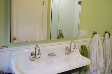 This is an example of a modern bathroom in New York.