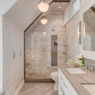 Foto di una stanza da bagno con doccia country con ante con bugna sagomata, ante bianche, doccia alcova, piastrelle bianche, pareti bianche, lavabo sottopiano, pavimento grigio, porta doccia a battente e top grigio