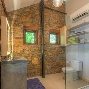 Foto de cuarto de baño con ducha, minimalista, pequeño, con lavabo de seno grande, encimera de cemento, ducha doble, sanitario de una pieza, armarios con paneles lisos, puertas de armario de madera clara, baldosas y/o azulejos blancos, baldosas y/o azulejos de cemento, paredes blancas y suelo de baldosas de porcelana