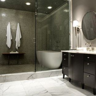 Foto de cuarto de baño contemporáneo con bañera exenta