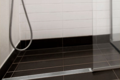 Modelo de cuarto de baño moderno con ducha a ras de suelo