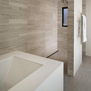 Modern inredning av ett stort en-suite badrum, med ett undermonterat badkar, en hörndusch, brun kakel, porslinskakel, bruna väggar, klinkergolv i porslin, grått golv och med dusch som är öppen