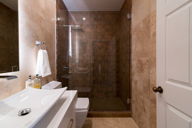 Idée de décoration pour une salle d'eau design de taille moyenne avec un carrelage beige.