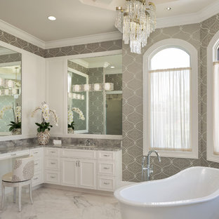 Diseño de cuarto de baño principal, mediterráneo, grande, con suelo de mármol, encimera de cuarcita, encimeras grises, armarios con paneles empotrados, puertas de armario blancas, paredes multicolor, lavabo bajoencimera y suelo blanco
