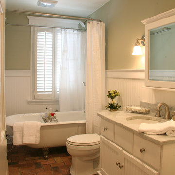 Quaint Cottage Bath in Elburn