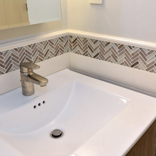 Kleines Modernes Duschbad mit flächenbündigen Schrankfronten, grauen Schränken, Badewanne in Nische, Duschbadewanne, Toilette mit Aufsatzspülkasten, weißen Fliesen, Keramikfliesen, grauer Wandfarbe, Porzellan-Bodenfliesen, Waschtischkonsole und Mineralwerkstoff-Waschtisch in Seattle