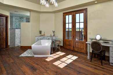 Exempel på ett stort klassiskt en-suite badrum, med ett fristående badkar, en dusch i en alkov, blå kakel, grå kakel, stenkakel, beige väggar, mellanmörkt trägolv, marmorbänkskiva och dusch med gångjärnsdörr