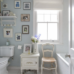 Exempel på ett shabby chic-inspirerat badrum