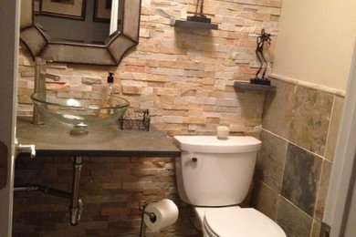 アトランタにあるお手頃価格の小さなトランジショナルスタイルのおしゃれな浴室 (人工大理石カウンター、分離型トイレ、石タイル、ベージュの壁、スレートの床) の写真