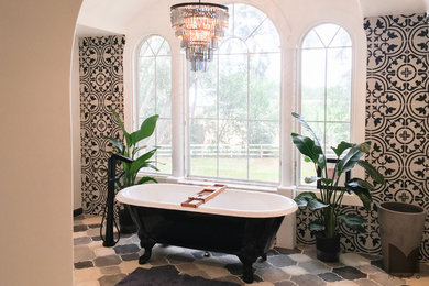 Diseño de cuarto de baño mediterráneo con bañera con patas, baldosas y/o azulejos blancos, baldosas y/o azulejos en mosaico, suelo con mosaicos de baldosas y encimera de mármol