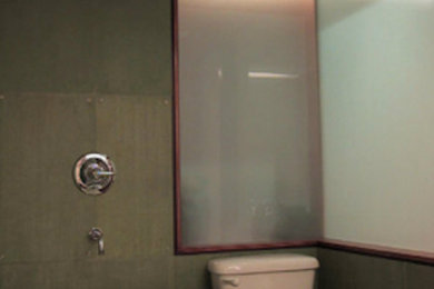 ニューヨークにある小さなおしゃれなバスルーム (浴槽なし) (和式浴槽、一体型トイレ	、グレーの壁) の写真