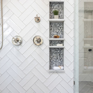 Ispirazione per una stanza da bagno padronale country di medie dimensioni con ante con riquadro incassato, ante bianche, vasca freestanding, doccia a filo pavimento, WC a due pezzi, piastrelle bianche, piastrelle in ceramica, pareti bianche, pavimento in gres porcellanato, lavabo sottopiano, top in marmo, pavimento marrone, porta doccia a battente e top bianco