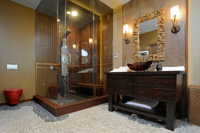 Idéer för att renovera ett mellanstort eklektiskt badrum, med ett fristående handfat, släta luckor, skåp i slitet trä, träbänkskiva, en vägghängd toalettstol, flerfärgad kakel, stenkakel, flerfärgade väggar, klinkergolv i småsten, ett japanskt badkar och en hörndusch
