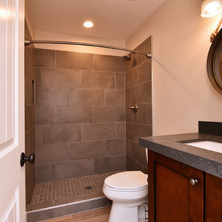 Immagine di una stanza da bagno con doccia country di medie dimensioni con ante in stile shaker, ante in legno bruno, doccia alcova, WC a due pezzi, piastrelle grigie, piastrelle in gres porcellanato, pareti beige, parquet chiaro, lavabo sottopiano, top in zinco, pavimento marrone e doccia con tenda