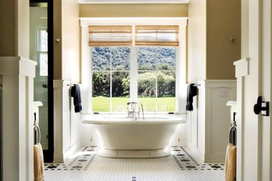 Exemple d'une grande douche en alcôve principale craftsman avec un mur beige, une baignoire indépendante, un carrelage noir et blanc, des carreaux de porcelaine, un sol en carrelage de porcelaine, un placard en trompe-l'oeil, des portes de placard noires, un lavabo encastré et un plan de toilette en granite.