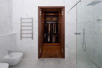 Стильный дизайн: главная ванная комната среднего размера в викторианском стиле с фасадами с утопленной филенкой, отдельно стоящей ванной, инсталляцией, мраморной плиткой, мраморным полом, подвесной раковиной и открытым душем - последний тренд