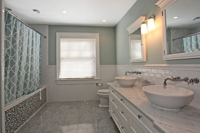 Idées déco pour une grande douche en alcôve principale contemporaine avec un placard à porte shaker, des portes de placard blanches, une baignoire en alcôve, WC séparés, un carrelage blanc, des carreaux de porcelaine, un mur bleu, une vasque, un plan de toilette en marbre, un sol gris et une cabine de douche avec un rideau.