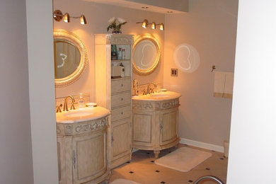 Ejemplo de cuarto de baño principal clásico pequeño con armarios tipo mueble, puertas de armario con efecto envejecido, suelo de baldosas de porcelana y encimera de mármol