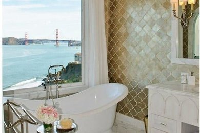 サンフランシスコにある地中海スタイルのおしゃれな浴室の写真