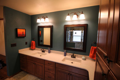 Foto de cuarto de baño principal contemporáneo grande con armarios con paneles con relieve, puertas de armario de madera en tonos medios, suelo de baldosas de cerámica, encimera de acrílico y encimeras blancas