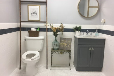 Modelo de cuarto de baño romántico con baldosas y/o azulejos blancos, baldosas y/o azulejos de porcelana, suelo de baldosas de porcelana y suelo blanco