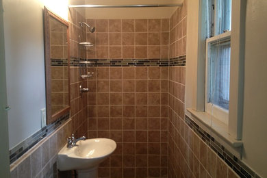 Doorless shower - small 3/4 ceramic tile ceramic tile doorless shower idea in Minneapolis with a pedestal sink and a two-piece toilet