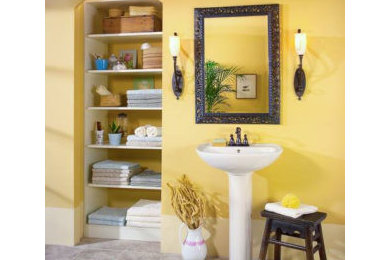 マイアミにあるお手頃価格の小さな地中海スタイルのおしゃれなバスルーム (浴槽なし) (黄色い壁、磁器タイルの床、ペデスタルシンク、ベージュの床) の写真