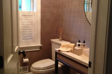 На фото: ванная комната в классическом стиле с монолитной раковиной