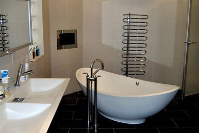 Example of a transitional bathroom design in Montreal