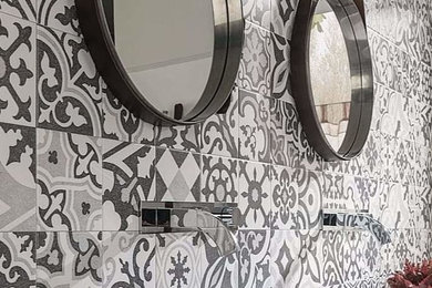 ロサンゼルスにあるトランジショナルスタイルのおしゃれな浴室 (黒いタイル、白いタイル、セラミックタイル、ベッセル式洗面器、白い洗面カウンター) の写真