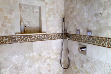 На фото: ванная комната среднего размера в классическом стиле с угловым душем и бежевой плиткой с