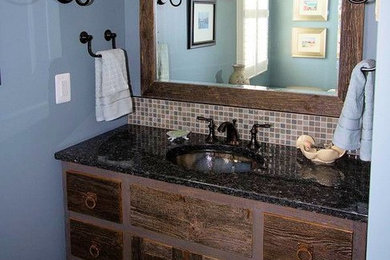 Aménagement d'une salle de bain principale montagne en bois vieilli avec un placard en trompe-l'oeil, un carrelage beige, un carrelage marron, un carrelage gris, un carrelage blanc, des carreaux de céramique, un mur bleu, un sol en carrelage de porcelaine, un lavabo encastré et un plan de toilette en granite.