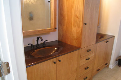 Cette image montre une salle de bain craftsman.